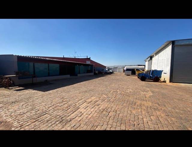 1,810M² BUSINESS CENTRE FOR SALE IN COMMERCIA